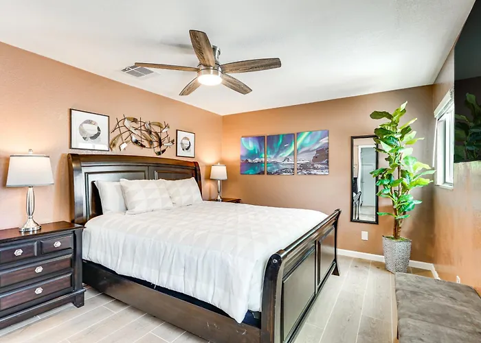 Roomy W/ Hot Tub & Pickleball Court! *