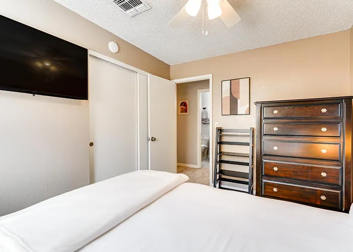 Roomy W/ Hot Tub & Pickleball Court! Holiday home *