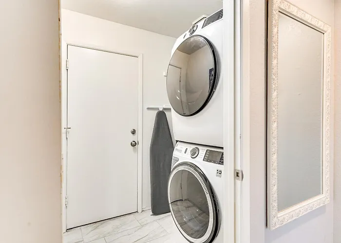 Roomy W/ Hot Tub & Pickleball Court! *