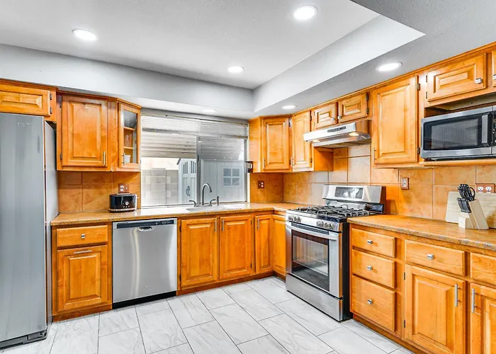 Roomy W/ Hot Tub & Pickleball Court! *
