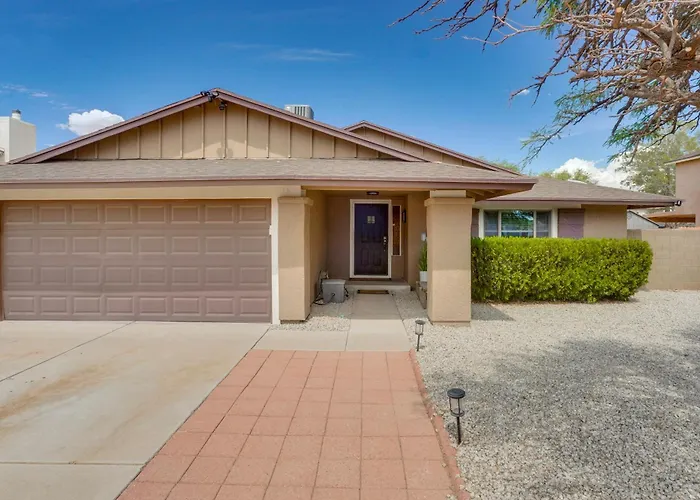 Roomy W/ Hot Tub & Pickleball Court! Holiday home Tucson