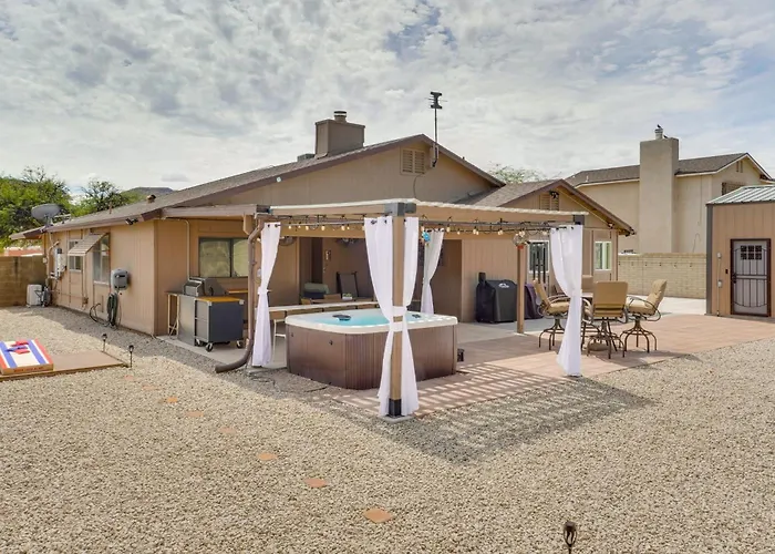 Roomy W/ Hot Tub & Pickleball Court! Holiday home
