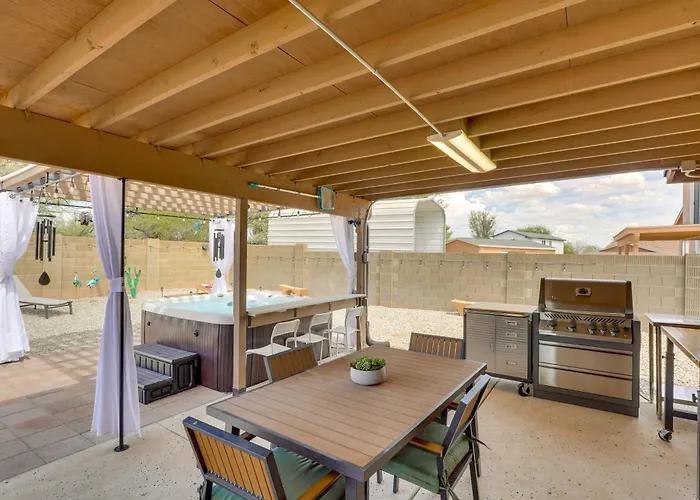 Roomy W/ Hot Tub & Pickleball Court! Holiday home Tucson