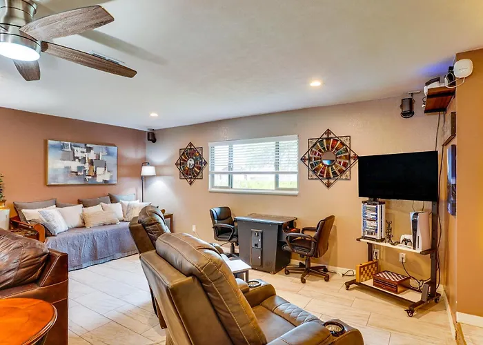 Roomy W/ Hot Tub & Pickleball Court! * Tucson
