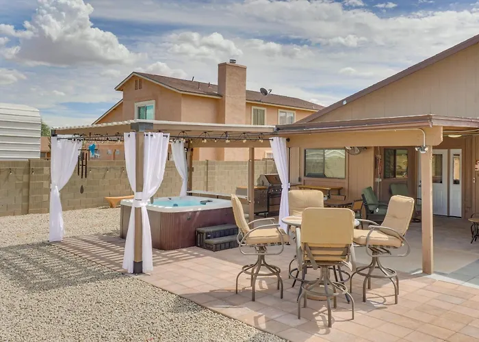 Roomy W/ Hot Tub & Pickleball Court! Holiday home