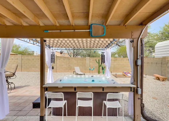 Roomy W/ Hot Tub & Pickleball Court! Holiday home Tucson