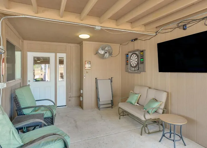 Roomy W/ Hot Tub & Pickleball Court!