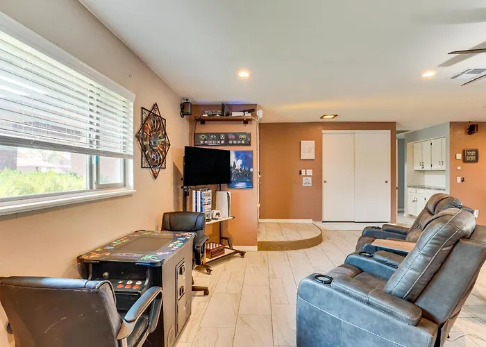 Roomy W/ Hot Tub & Pickleball Court! Tucson